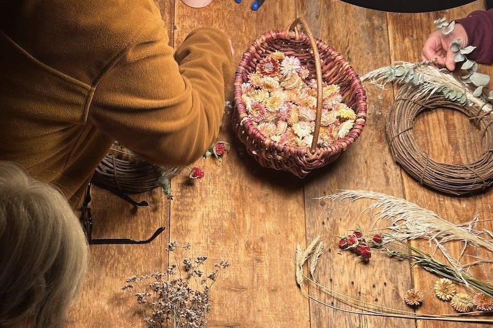 Honorer notre incarnation : présence, beauté et couronnes de fleurs