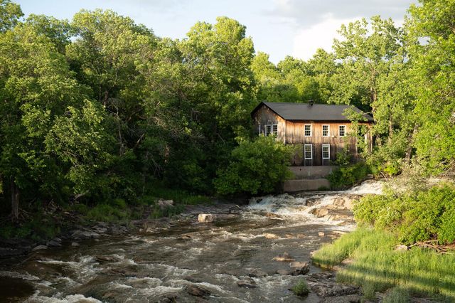 Moulin ancestral au bord de la rivière Trois-Saumons en été